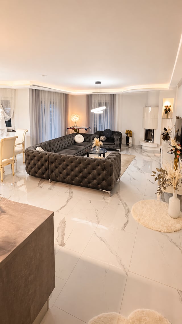 Offener Wohnbereich der 115 m² Designer-Wohnung mit Kamin und Lounge-Sofas